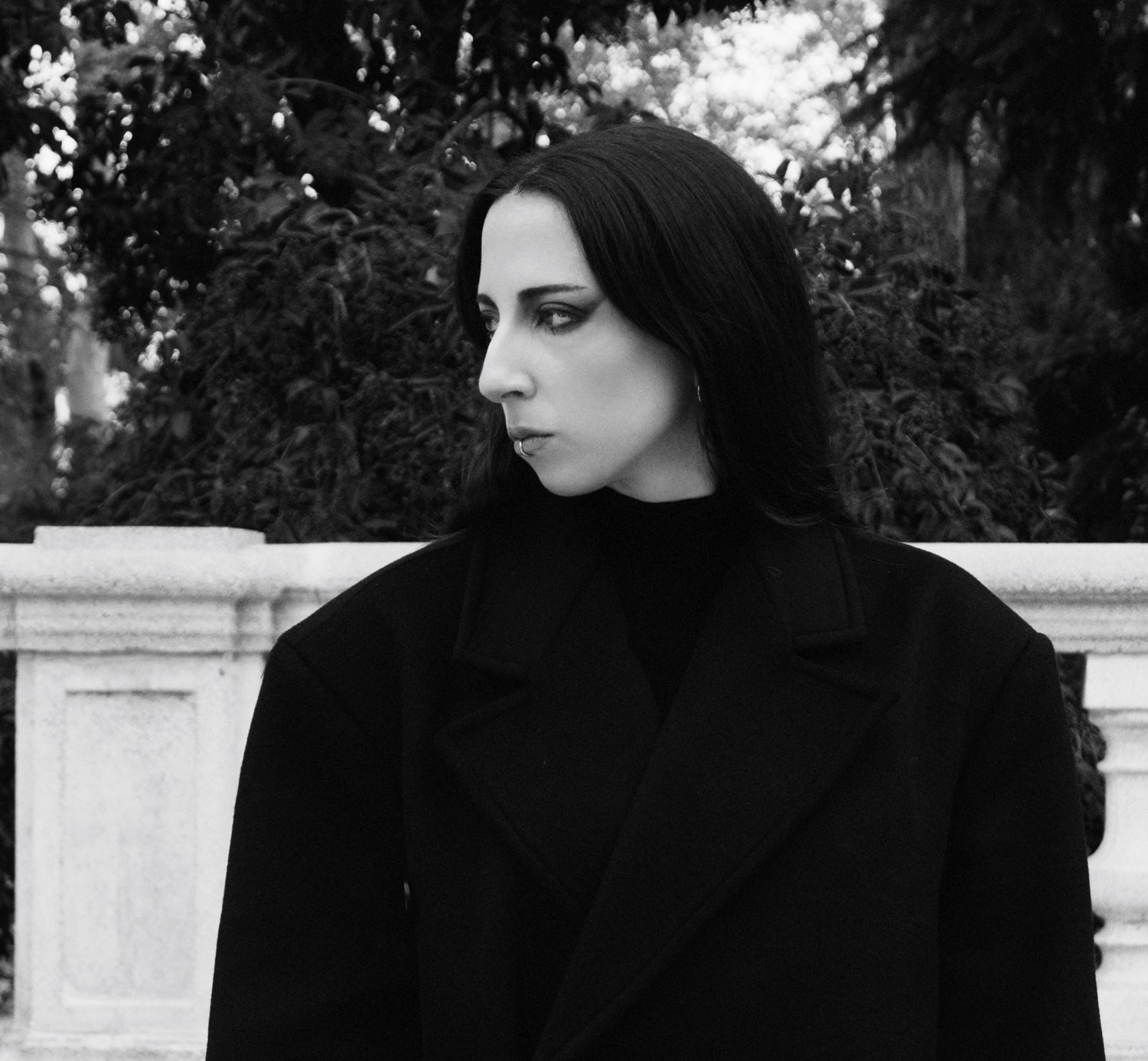 Rosa Venenosa embraces the beast within with mythical techno single ‘Cancerbera’