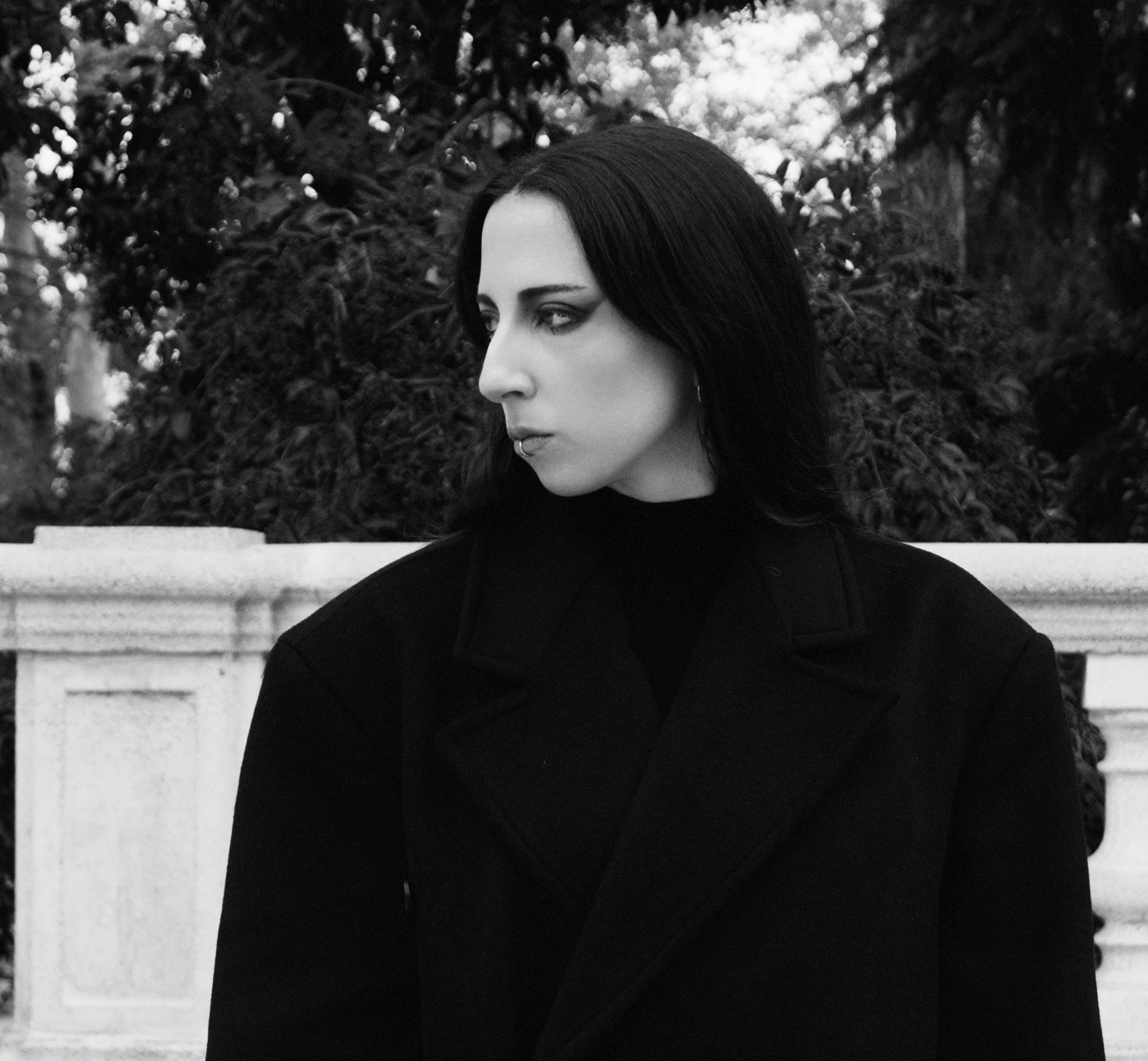 Rosa Venenosa embraces the beast within with mythical techno single ‘Cancerbera’