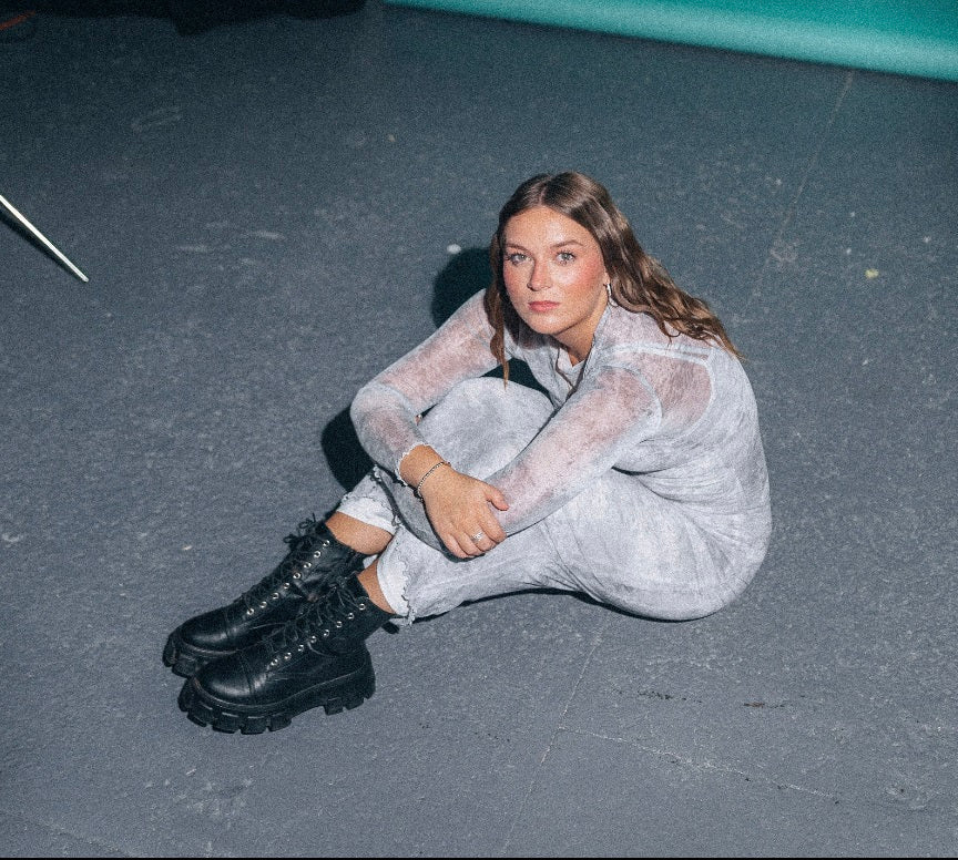 Manchester-based Olivia Booth shares her sultry indie-pop single ‘Satisfied’