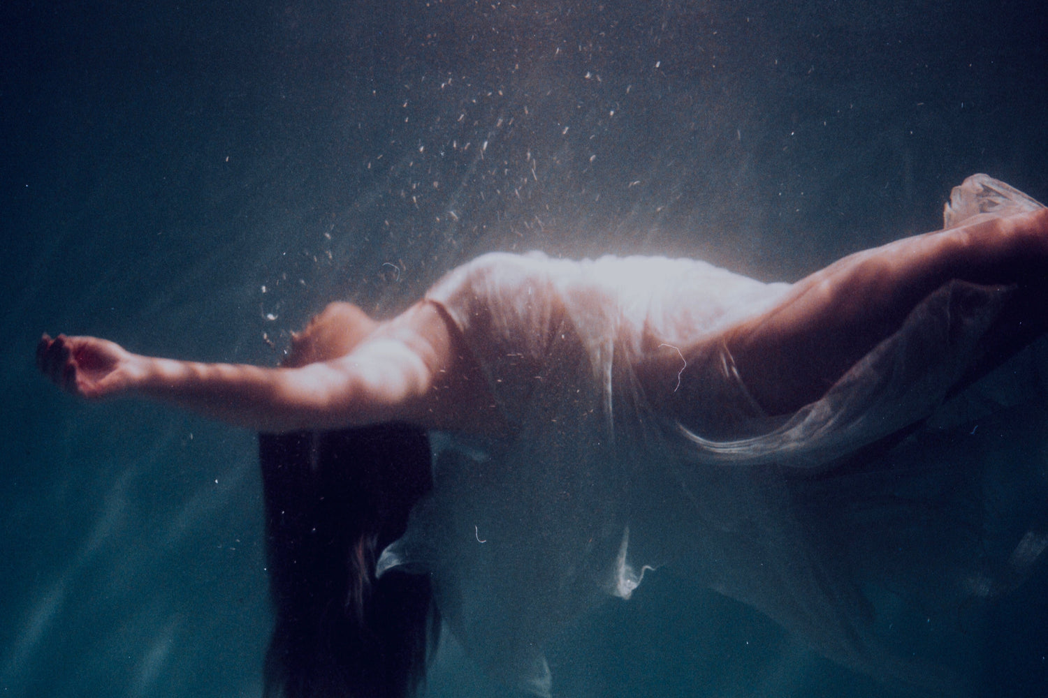 Maya Kuriel's 'Dead Weight' Pulls You Under