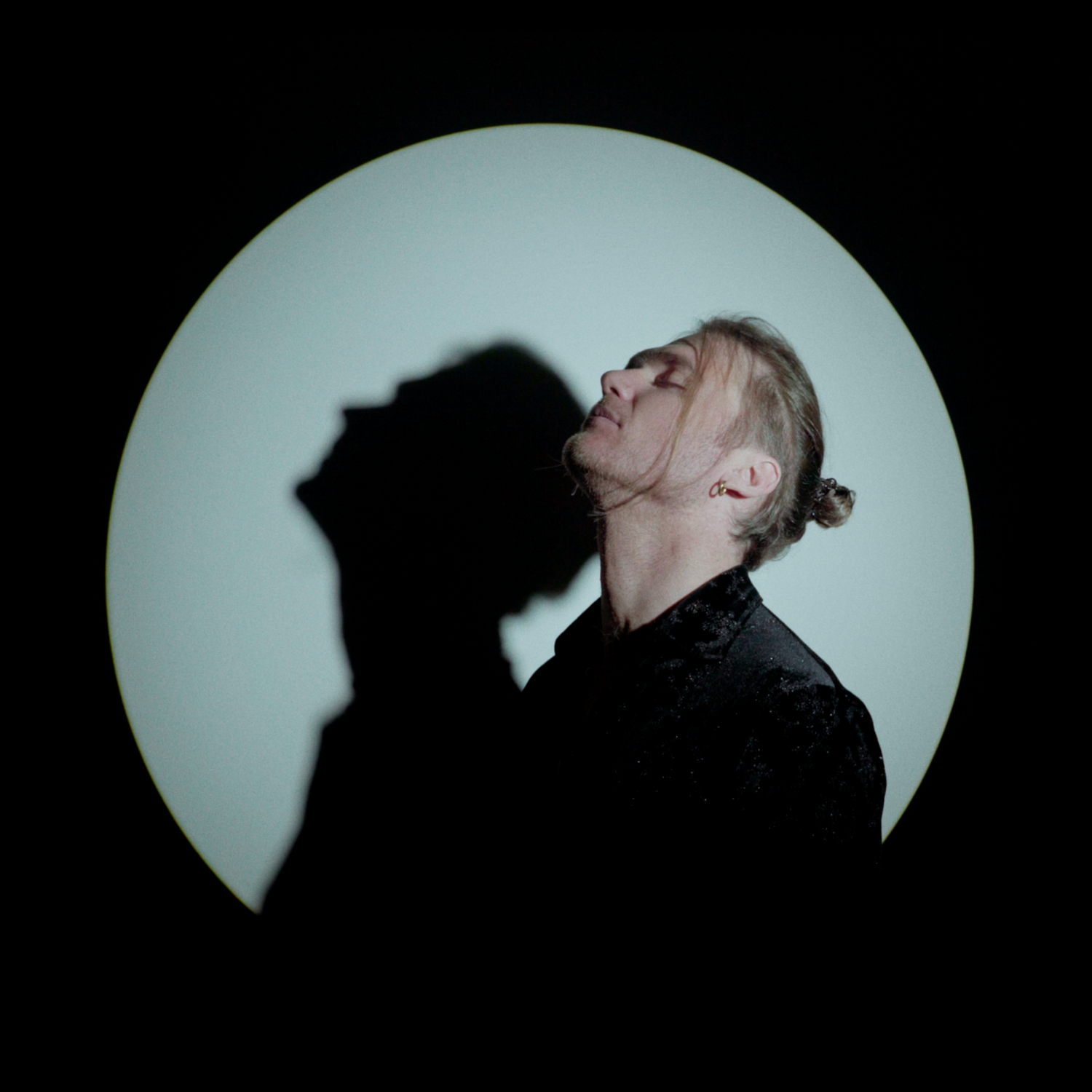 France's Jagas delivers an empowering, cinematic single in 'Dis Non!'