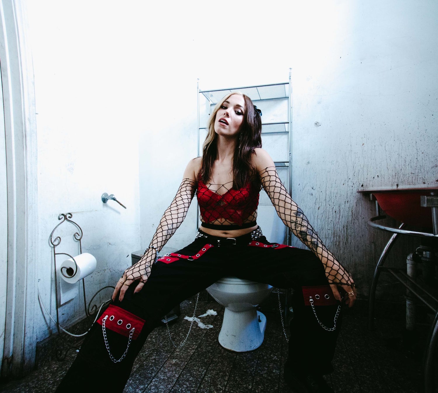 Alt-pop sensation Dela Kay drops her latest single 'IDWTAY'