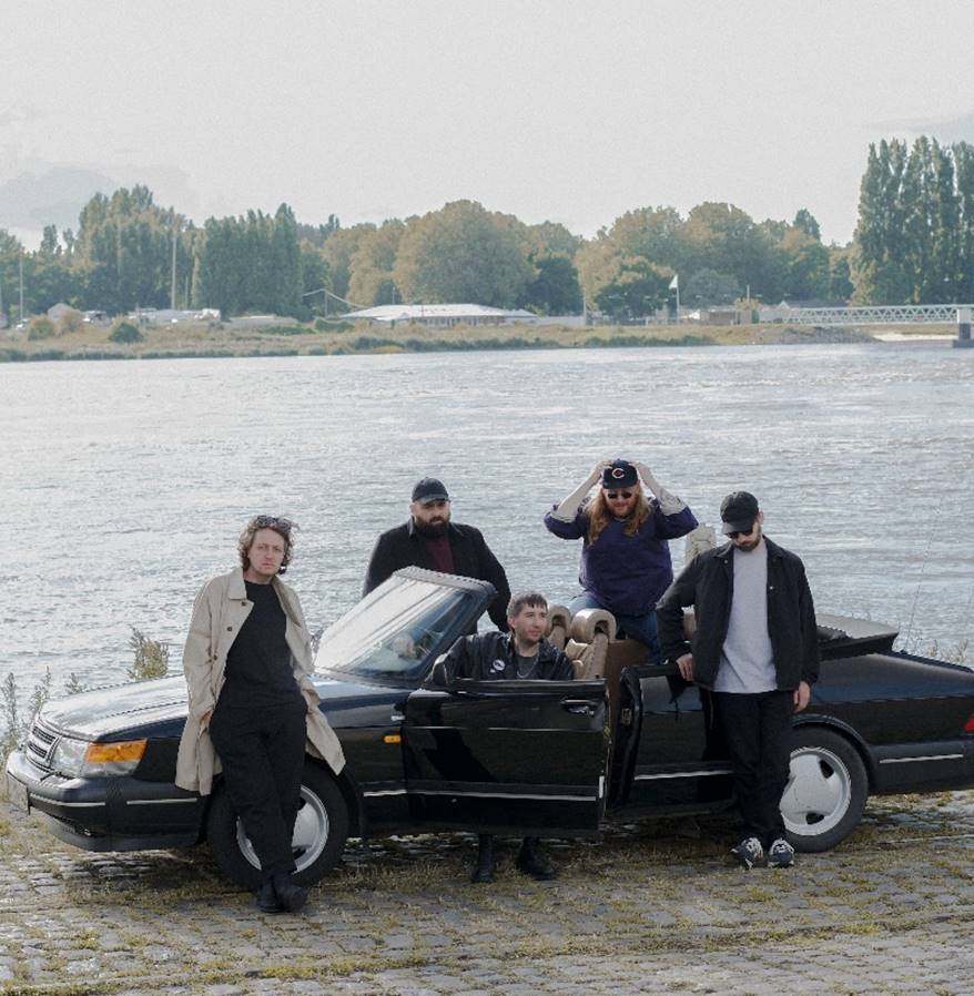 Newmoon share gargantuan cloud of blissful noise 'Eternal Fall'