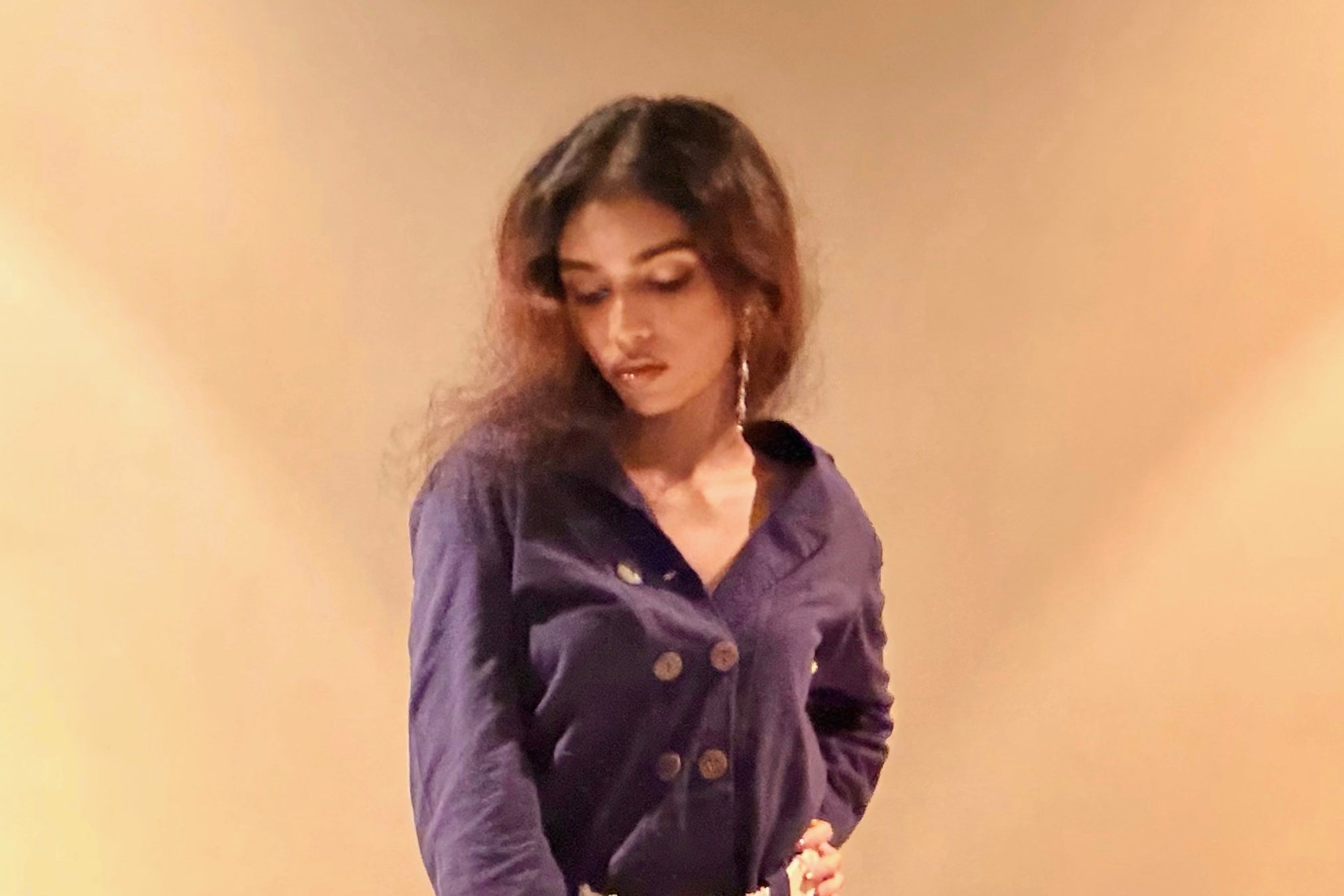 Janalynn Castelino Shines with Latin-Infused Anthem ‘Que Me Ha Pasado’