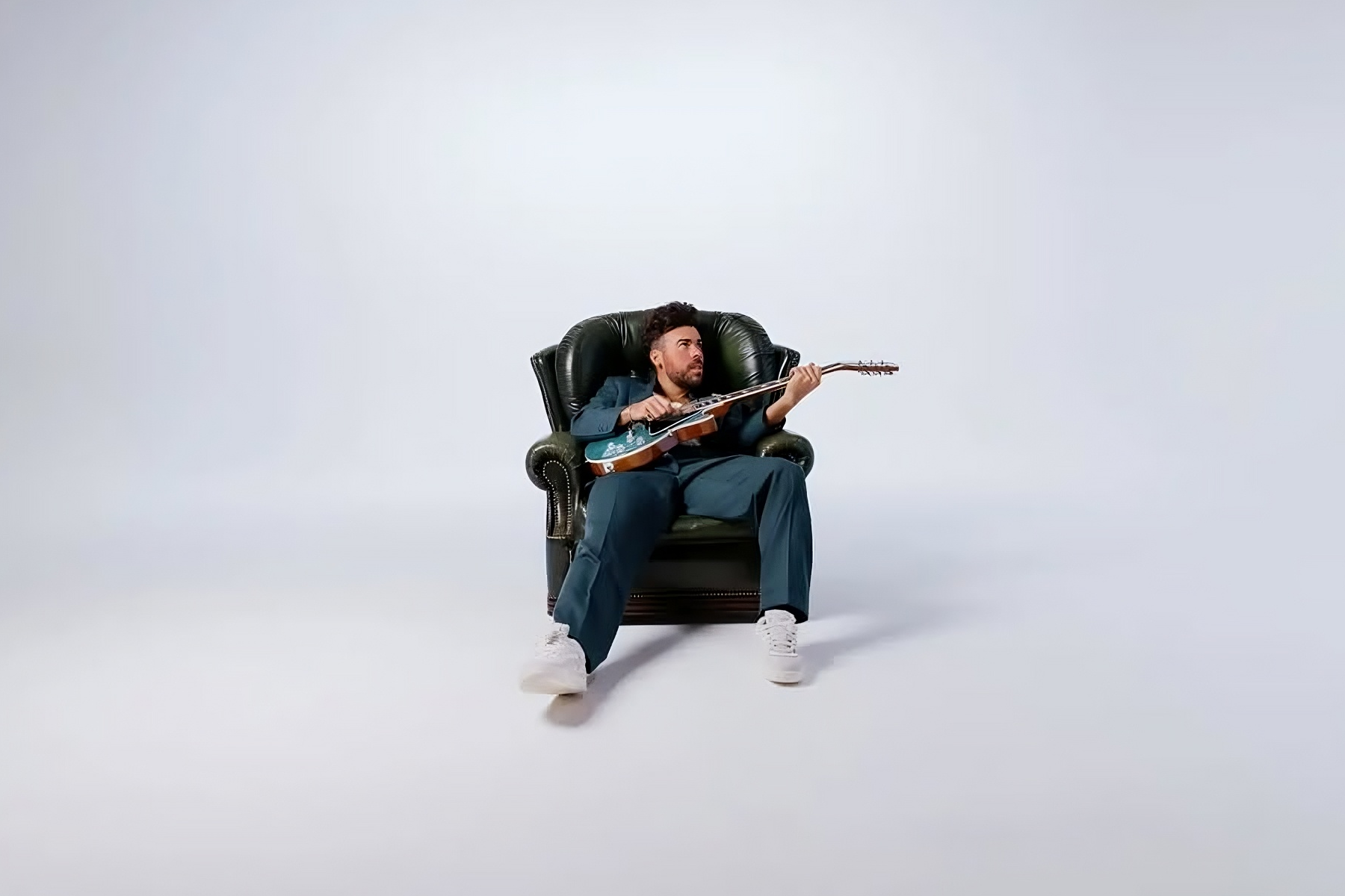 London-based producer and artist Saintclair brings the feel-good vibes in 'Good Life'